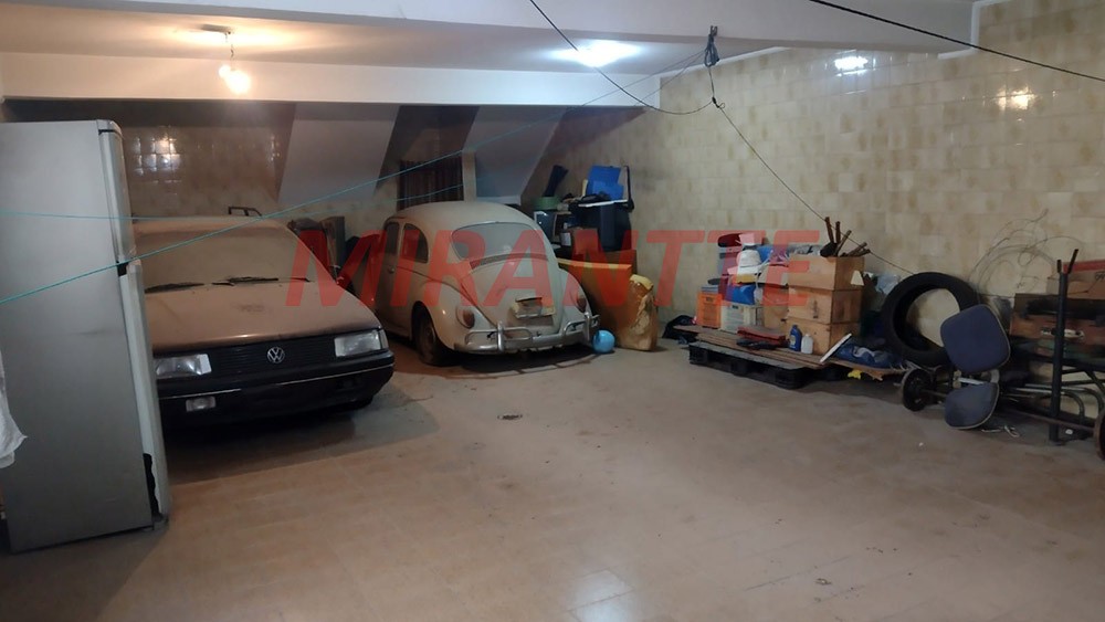 Sobrado de 334m² com 4 quartos em Água Fria