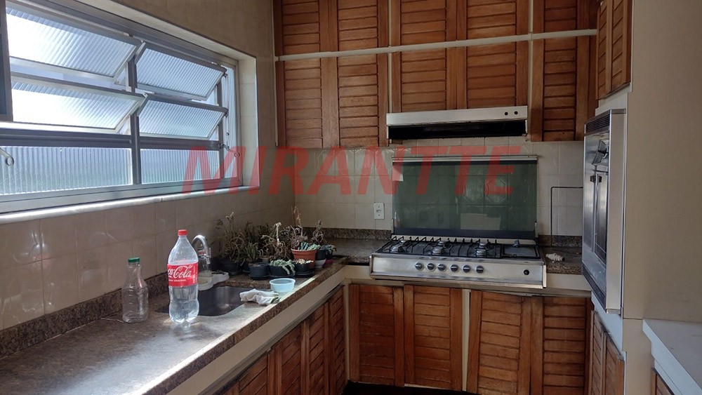 Sobrado de 334m² com 4 quartos em Água Fria