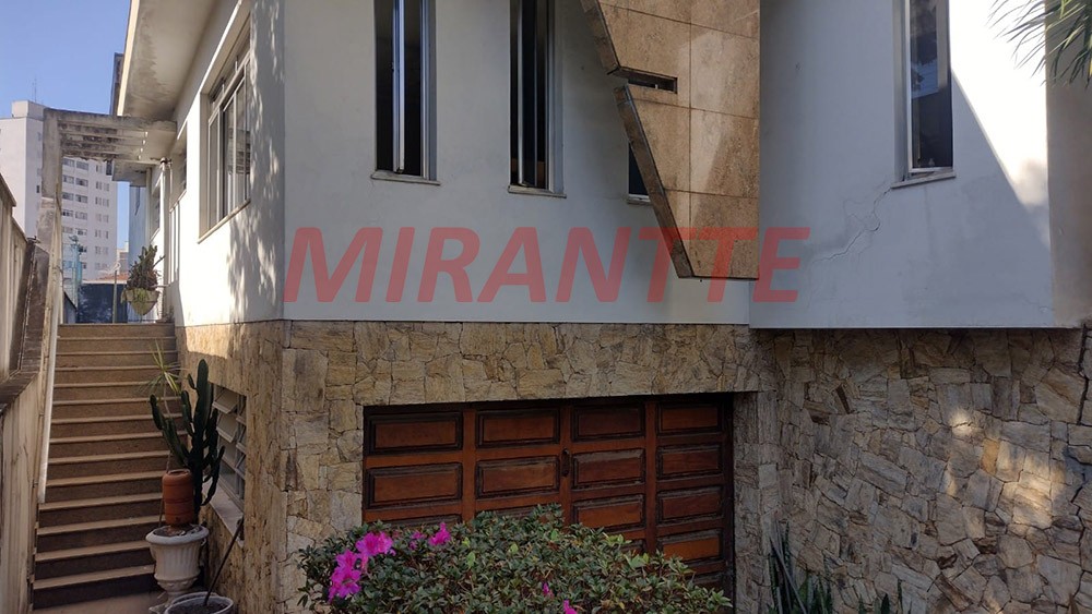 Sobrado de 334m² com 4 quartos em Água Fria