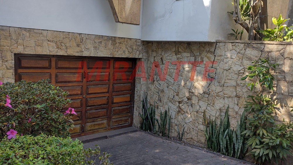 Sobrado de 334m² com 4 quartos em Água Fria
