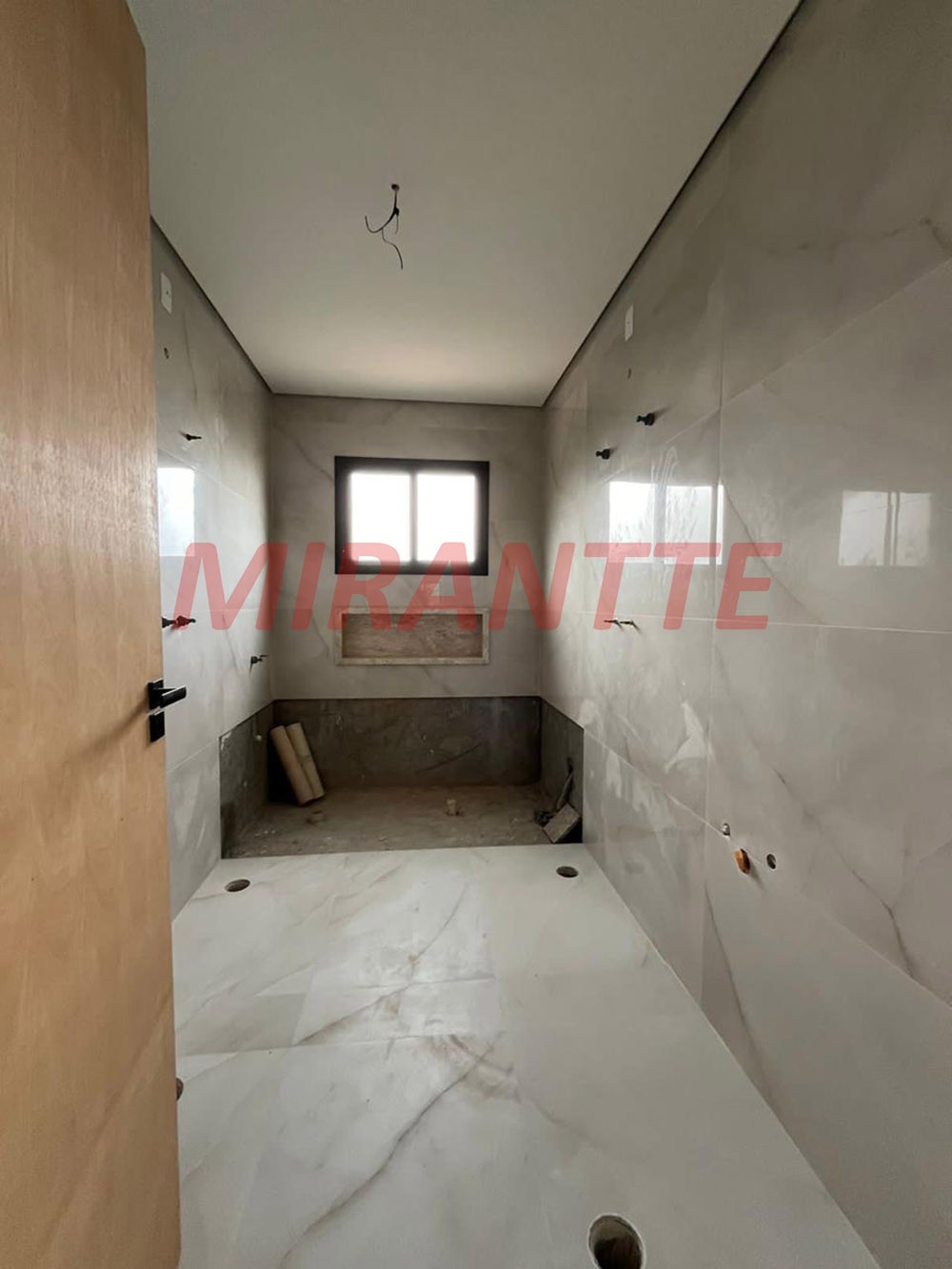 Sobrado de 360m² com 4 quartos em Tremembe