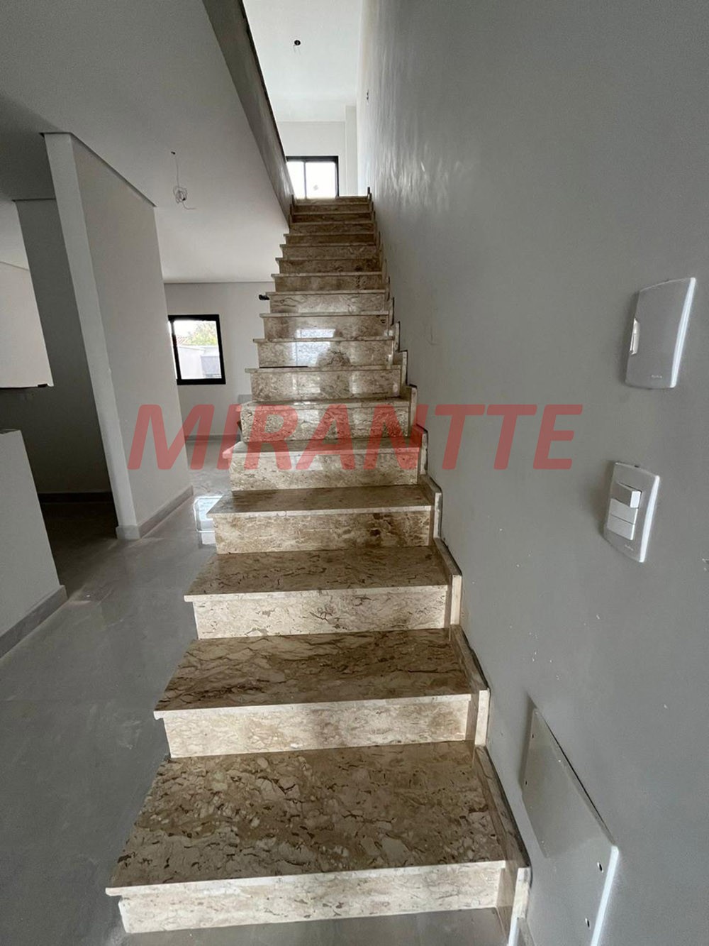 Sobrado de 360m² com 4 quartos em Tremembe