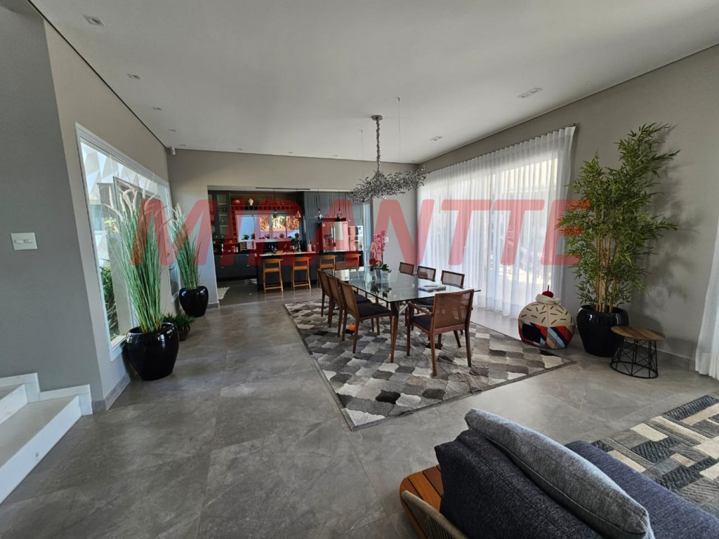 Sobrado de 350m² com 4 quartos em Serra da Cantareira
