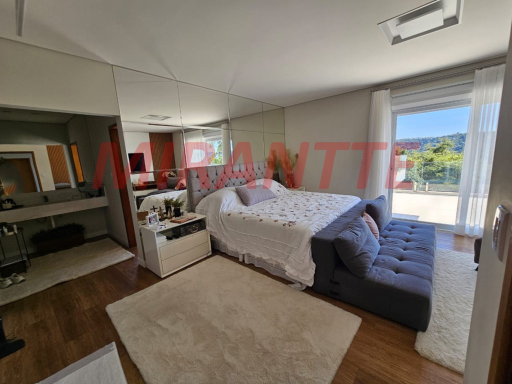 Sobrado de 350m² com 4 quartos em Serra da Cantareira