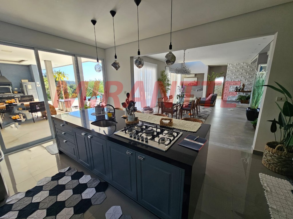 Sobrado de 350m² com 4 quartos em Serra da Cantareira