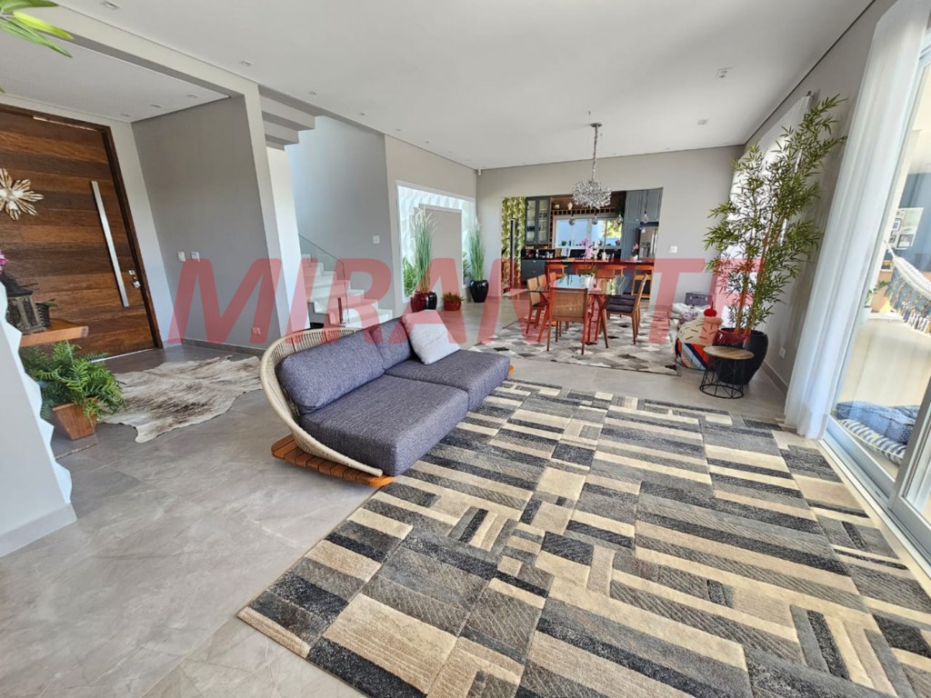 Sobrado de 350m² com 4 quartos em Serra da Cantareira