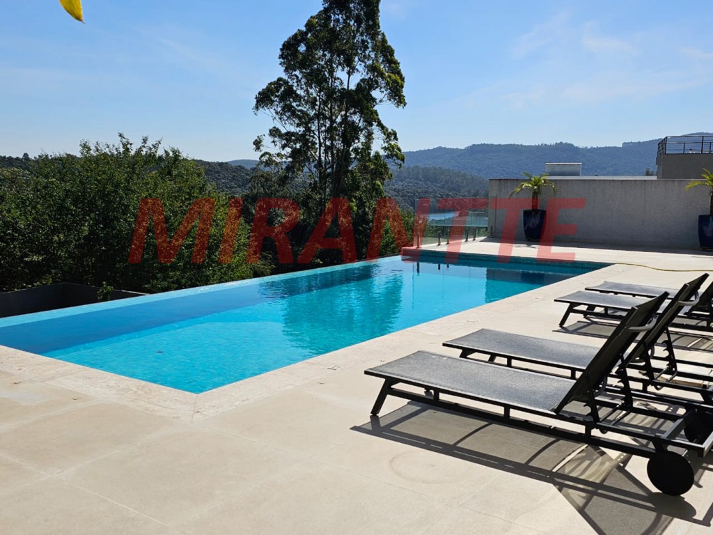 Sobrado de 350m² com 4 quartos em Serra da Cantareira