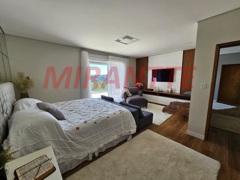 Sobrado de 350m² com 4 quartos em Serra da Cantareira