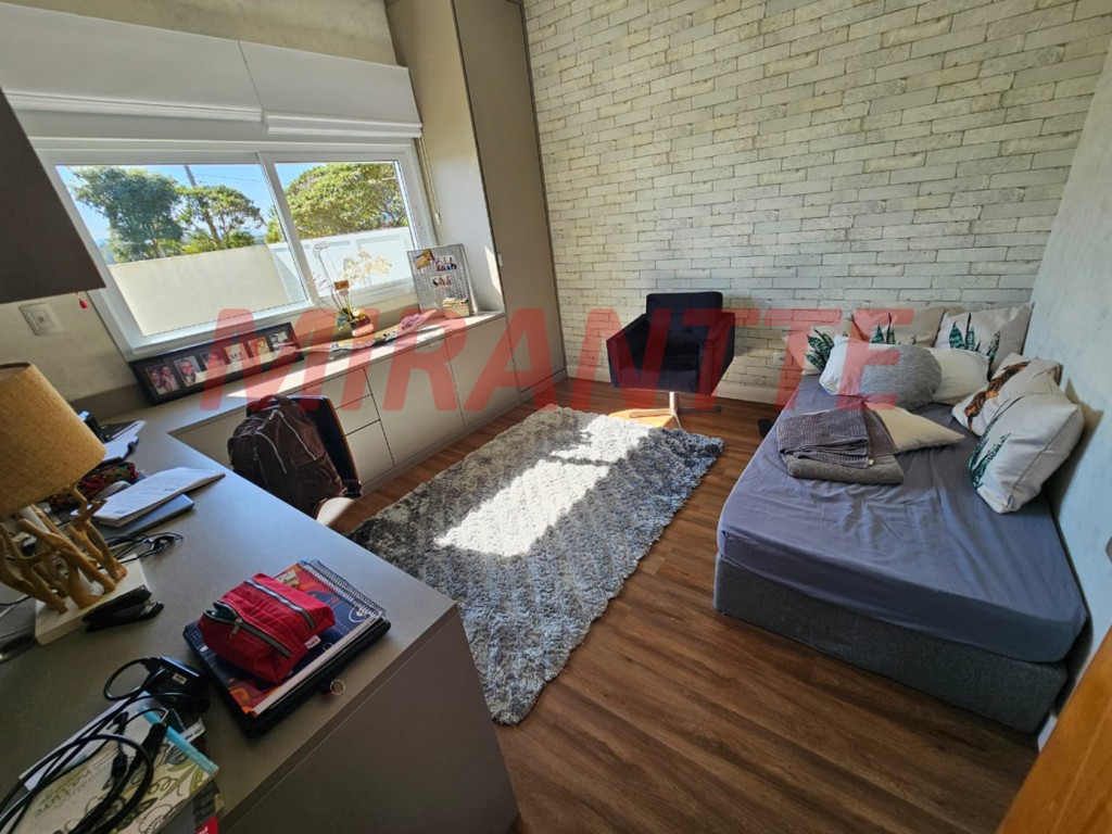 Sobrado de 350m² com 4 quartos em Serra da Cantareira
