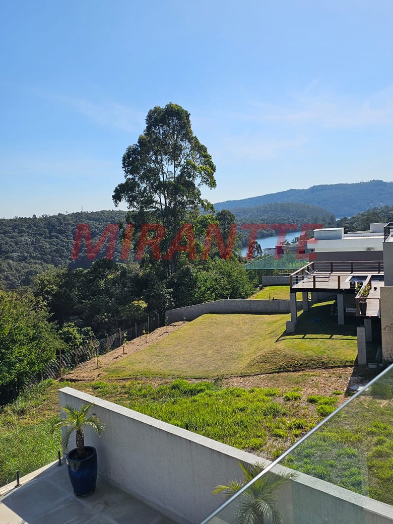 Sobrado de 350m² com 4 quartos em Serra da Cantareira