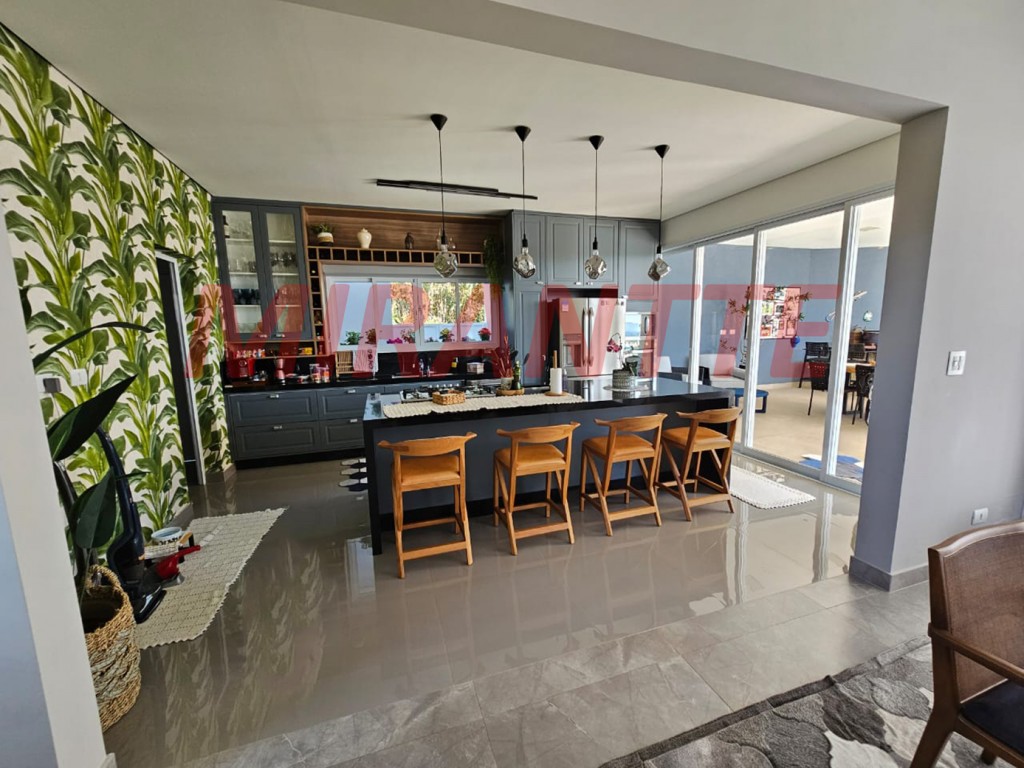 Sobrado de 350m² com 4 quartos em Serra da Cantareira