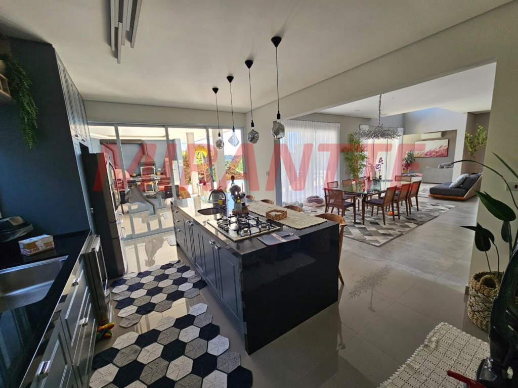 Sobrado de 350m² com 4 quartos em Serra da Cantareira