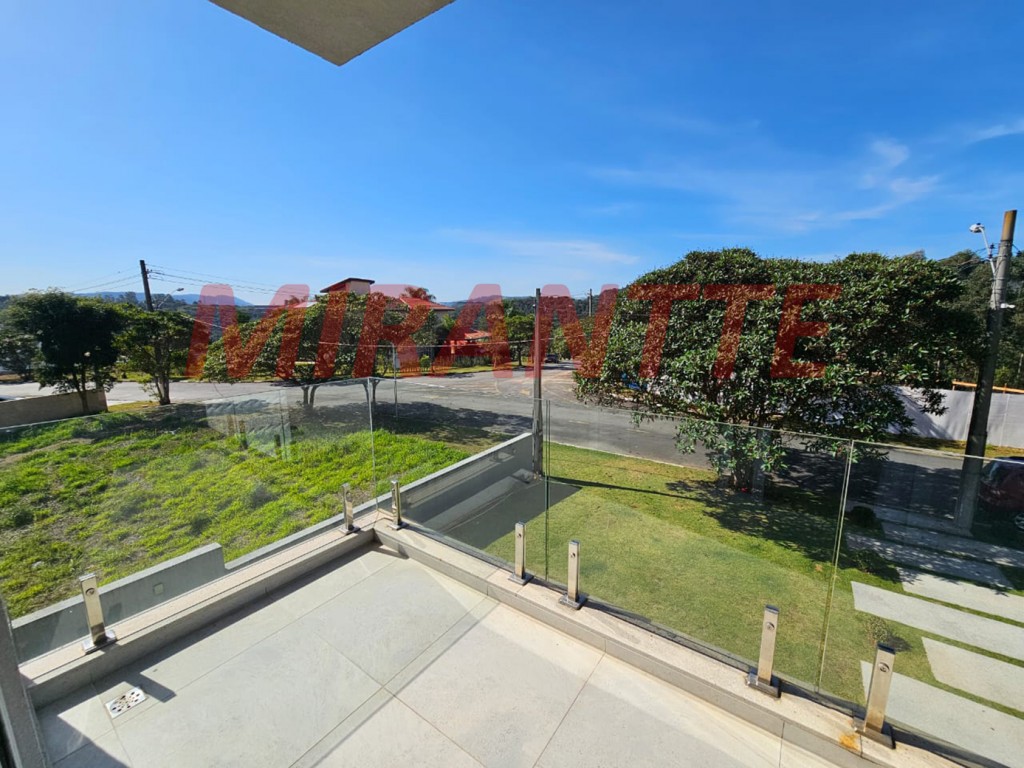 Sobrado de 350m² com 4 quartos em Serra da Cantareira
