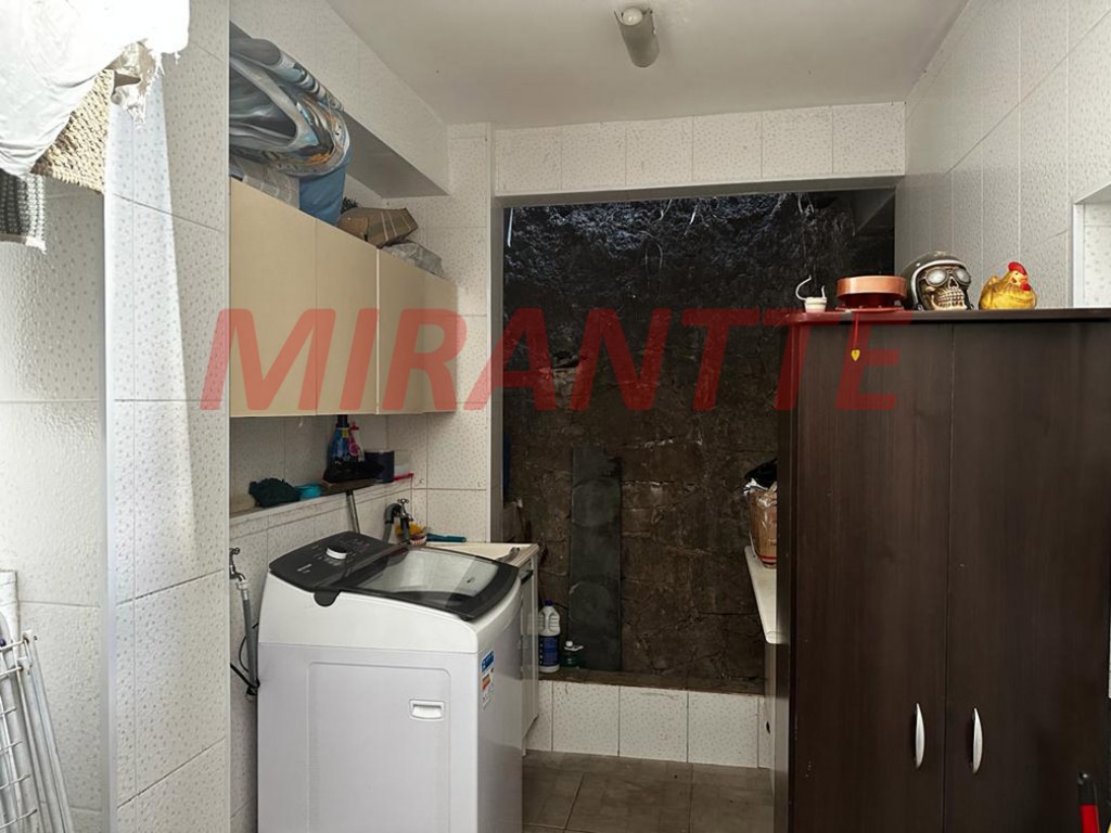 Cond. fechado de 200m² com 3 quartos em Água Fria