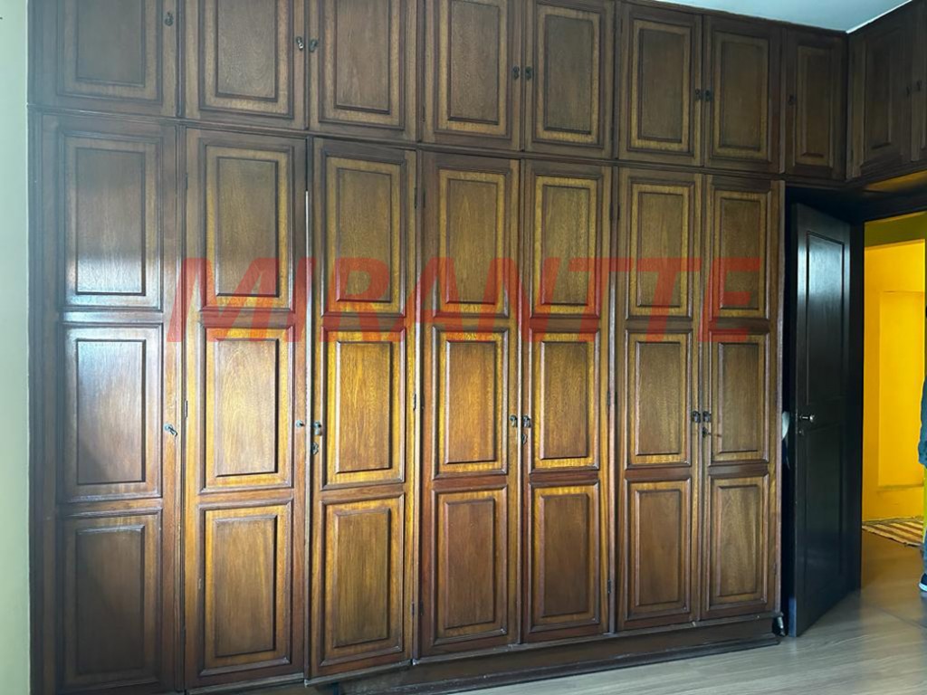 Cond. fechado de 200m² com 3 quartos em Água Fria
