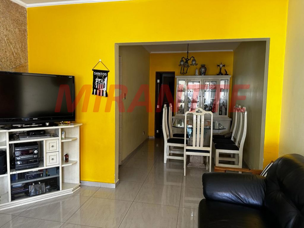 Cond. fechado de 200m² com 3 quartos em Água Fria