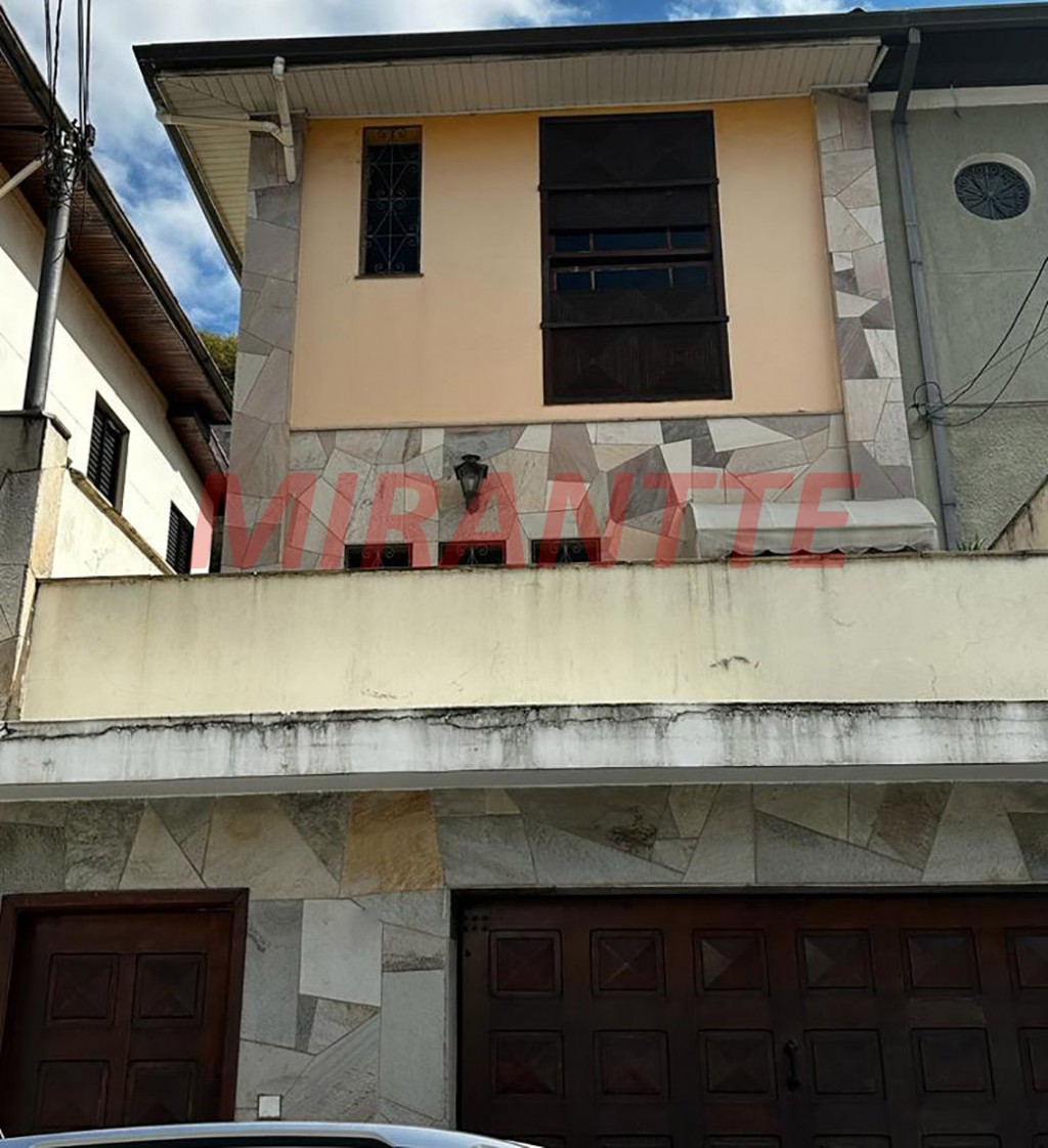 Cond. fechado de 200m² com 3 quartos em Água Fria