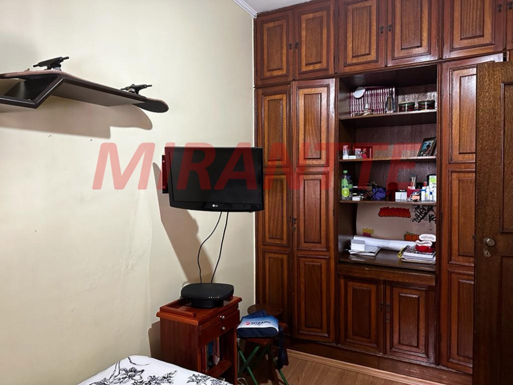 Cond. fechado de 200m² com 3 quartos em Água Fria