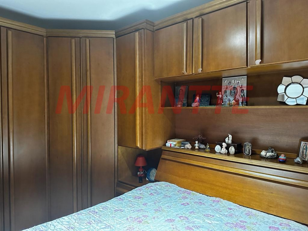 Cond. fechado de 200m² com 3 quartos em Água Fria