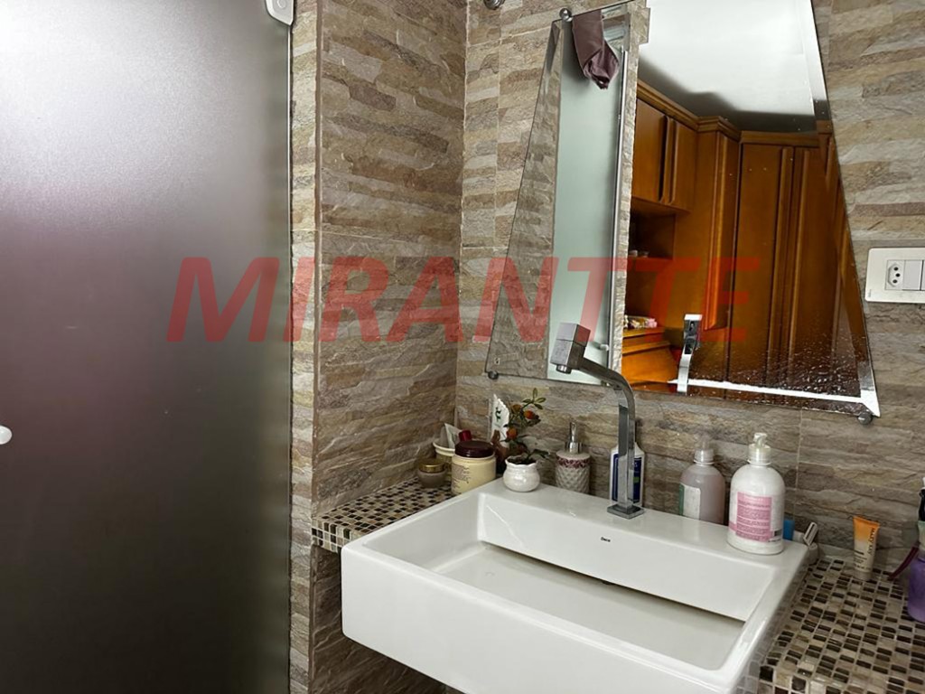 Cond. fechado de 200m² com 3 quartos em Água Fria