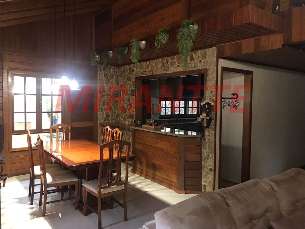 Sobrado de 175m² com 6 quartos em Serra Da Cantareira