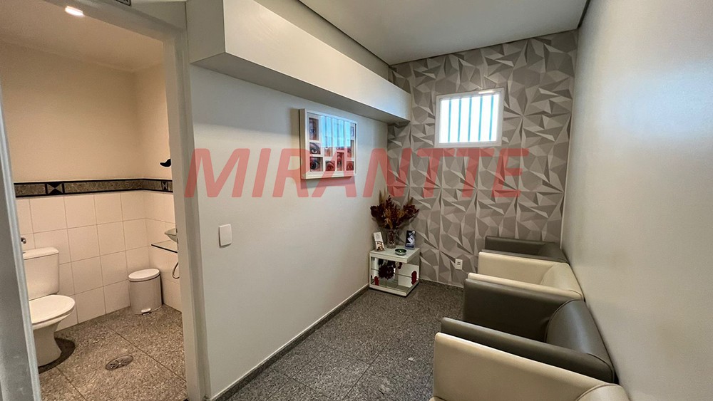 Comercial de 421m² em Água Fria