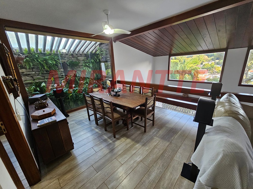 Sobrado de 477m² com 4 quartos em Horto Florestal