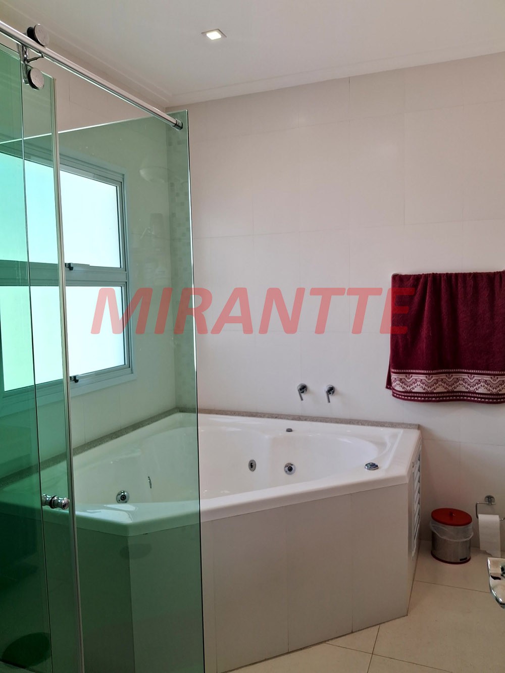 Sobrado de 286m² com 4 quartos em Tremembe