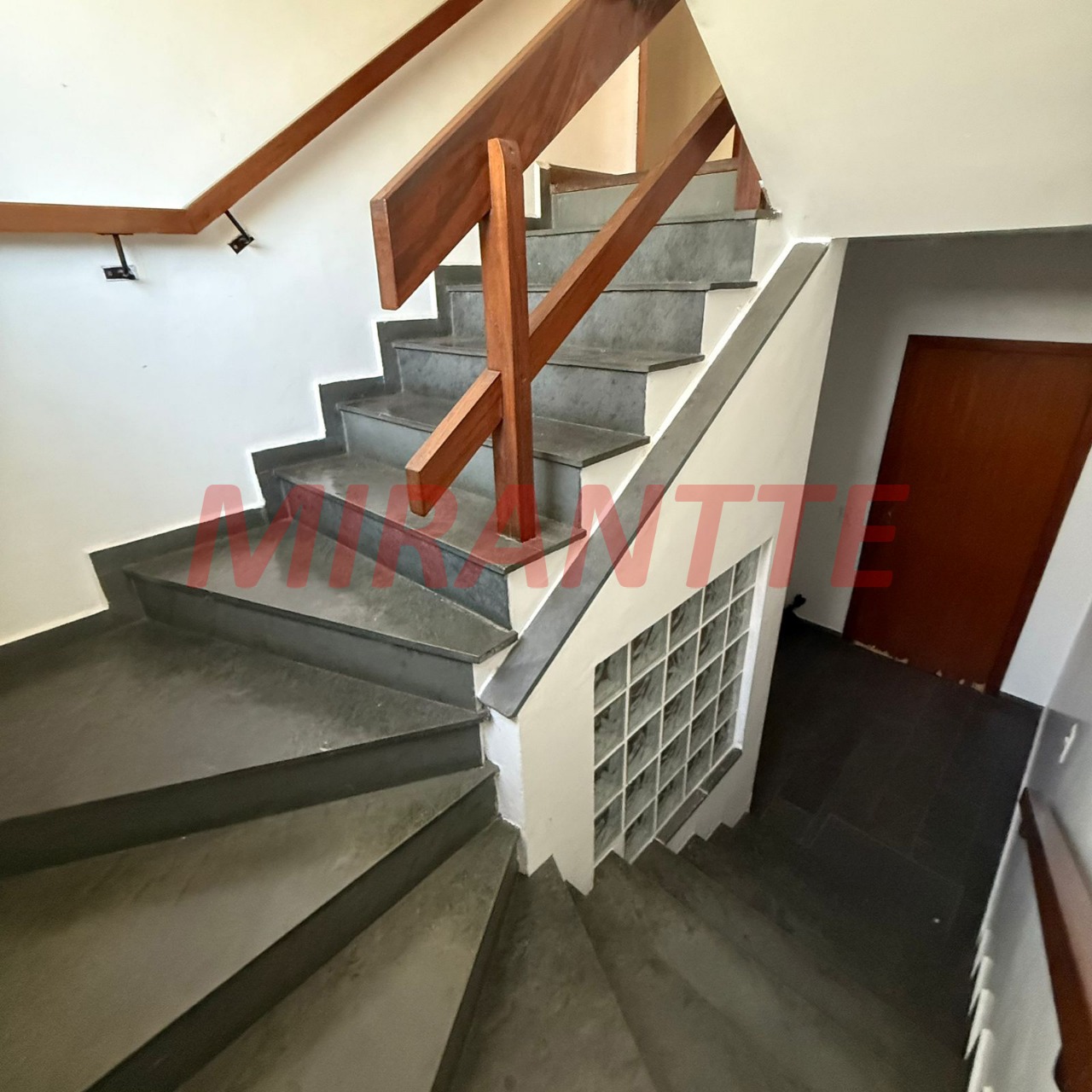 Sobrado de 364m² com 4 quartos em Jardim Guapíra