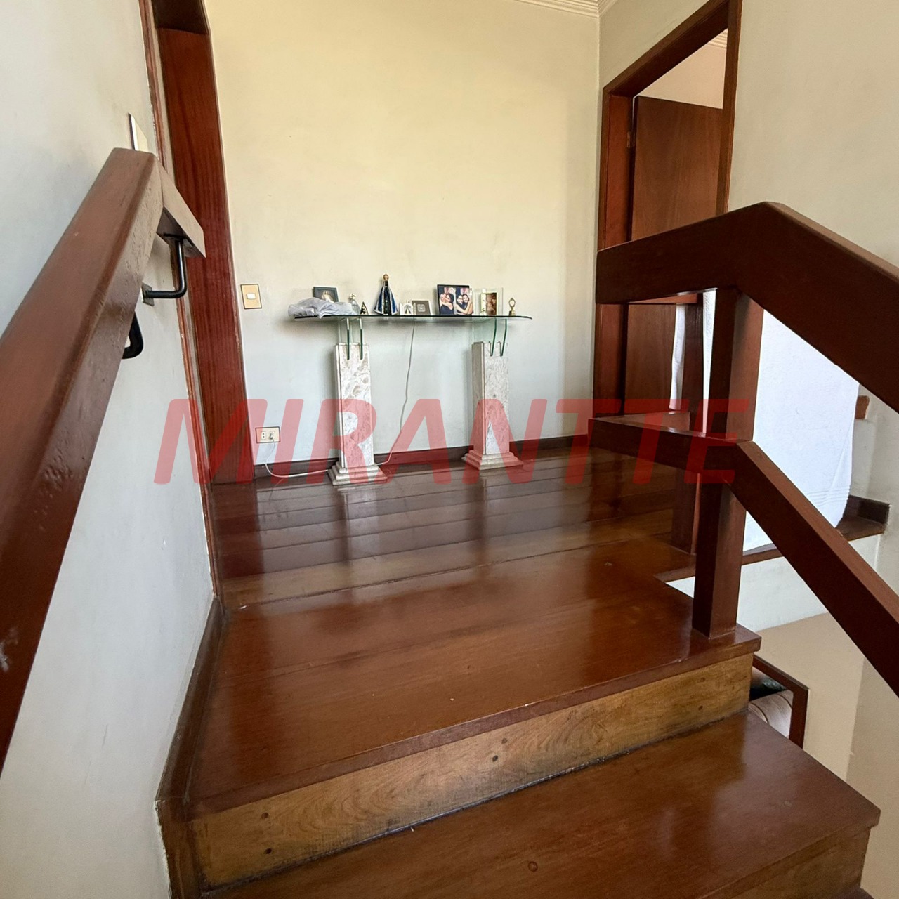 Sobrado de 364m² com 4 quartos em Jardim Guapíra
