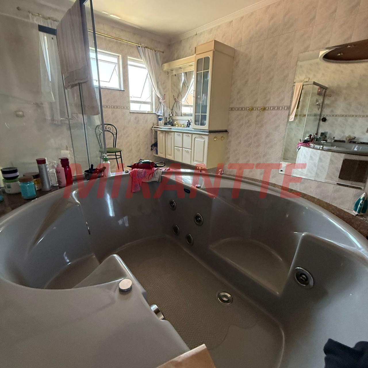 Sobrado de 364m² com 4 quartos em Jardim Guapíra