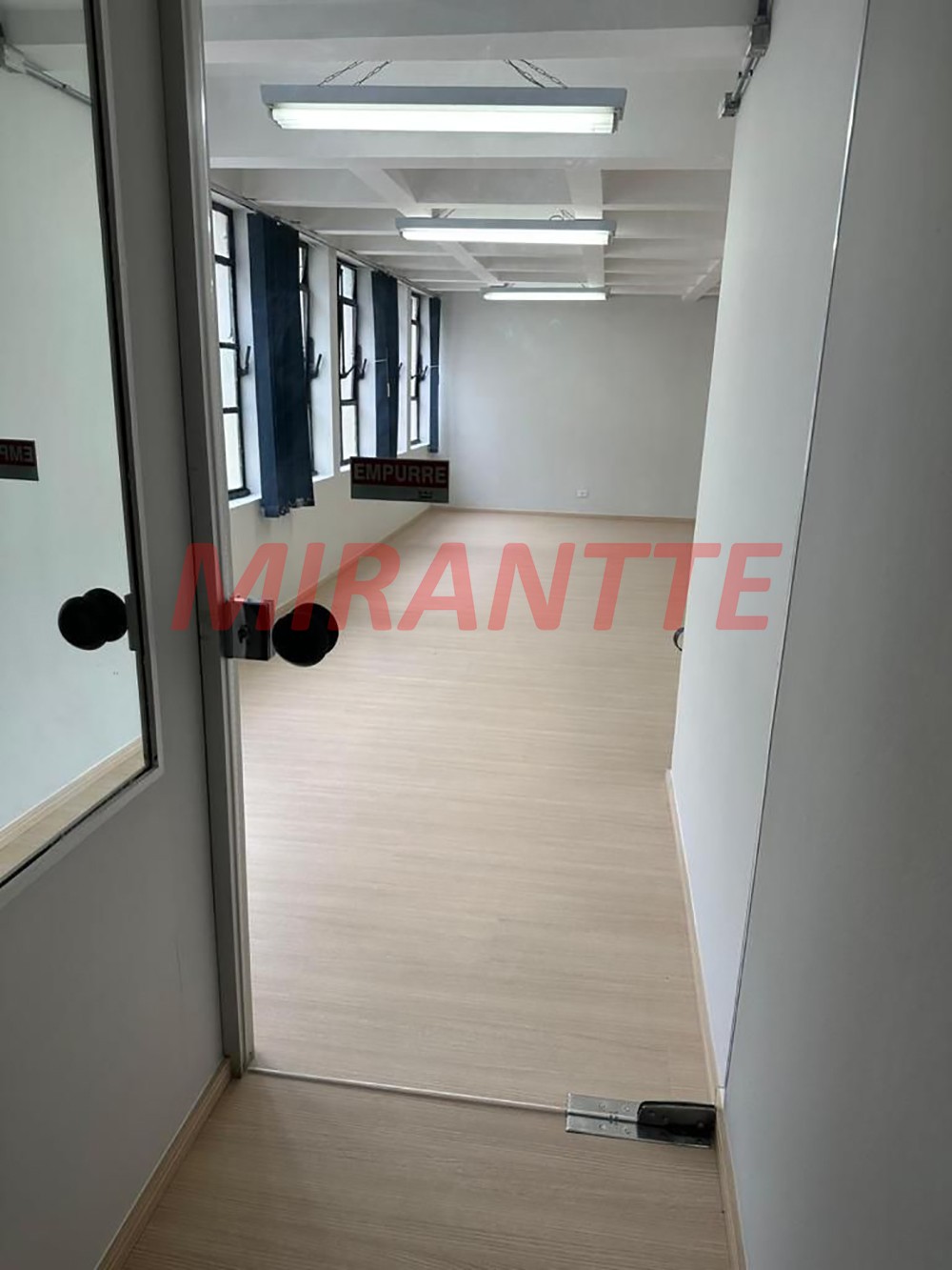 Conjunto comercial de 111.66m² em Centro