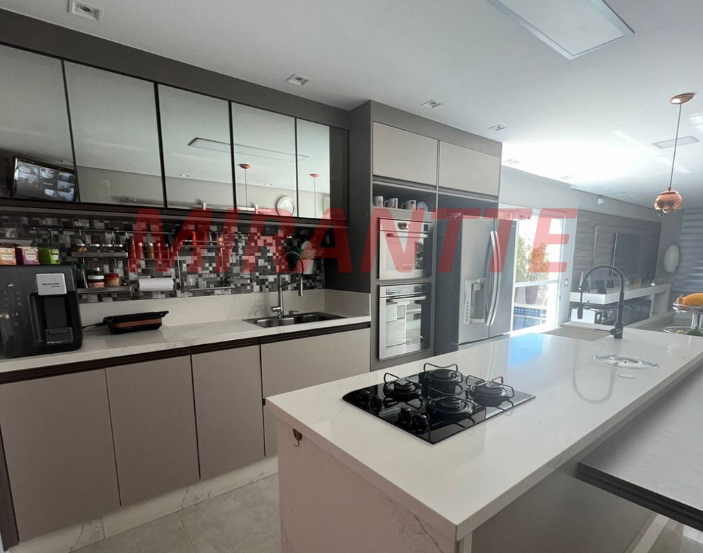 Sobrado de 282m² com 4 quartos em Tremembe