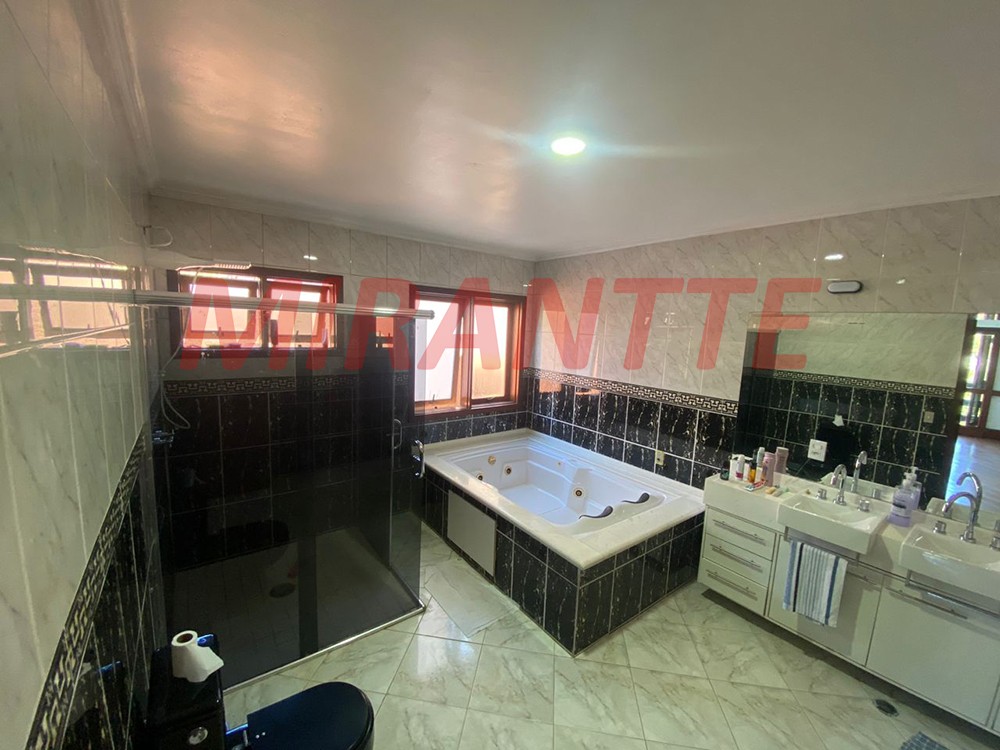 Sobrado de 530m² com 5 quartos em Serra Da Cantareira