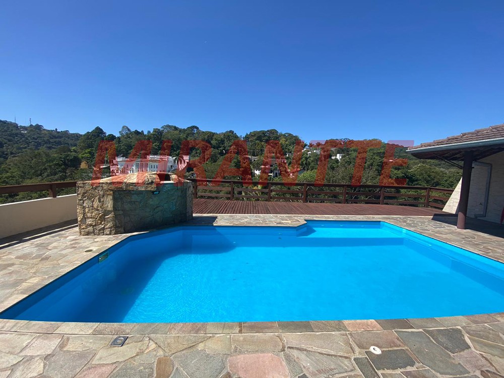 Sobrado de 530m² com 5 quartos em Serra Da Cantareira
