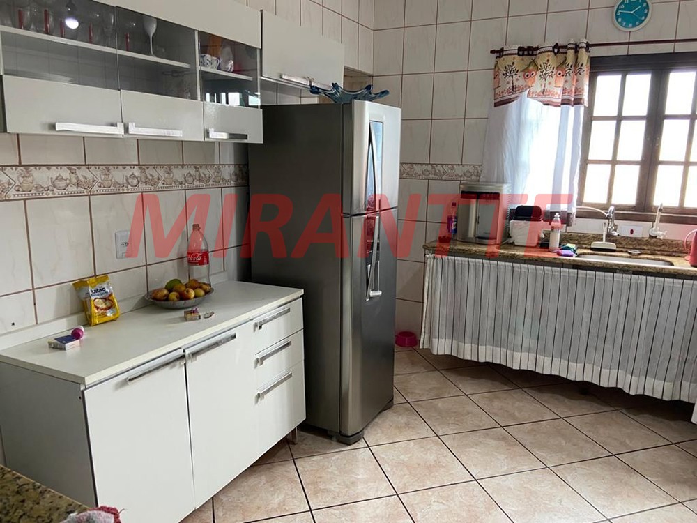 Sobrado de 68m² com 4 quartos em Vila Nova Galvão