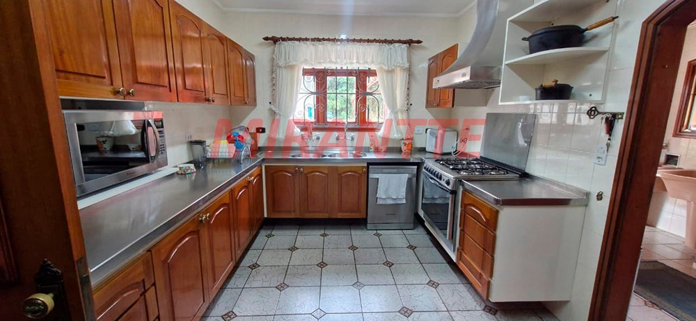 Cond. fechado de 800m² com 4 quartos em Serra Da Cantareira