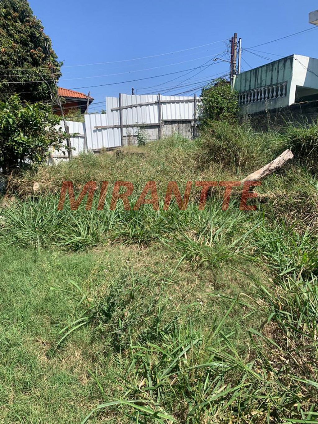 Terreno de 608m² em Limão