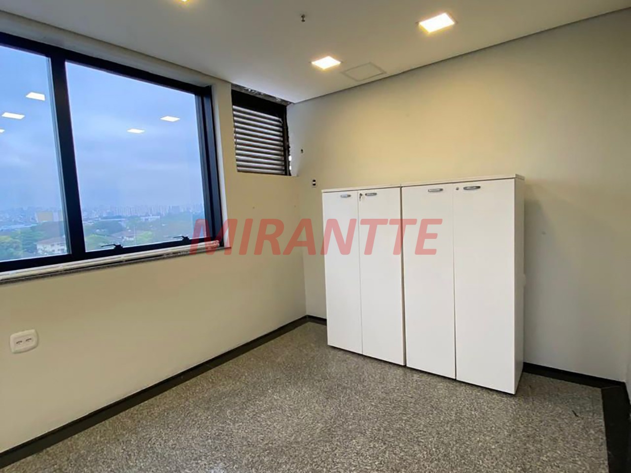 Conjunto comercial de 34m² em Santana