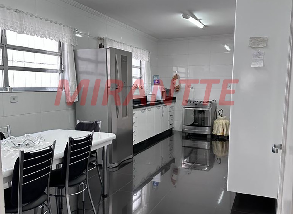 Sobrado de 222m² com 4 quartos em Vila Mazzei