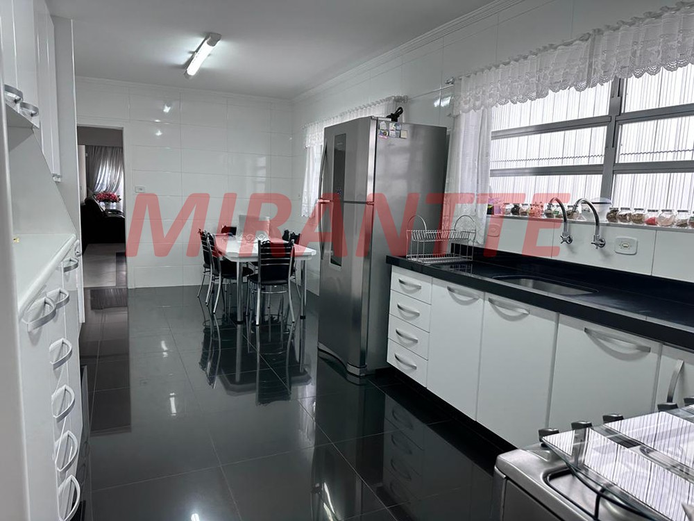 Sobrado de 222m² com 4 quartos em Vila Mazzei