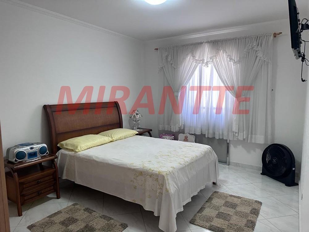 Sobrado de 222m² com 4 quartos em Vila Mazzei