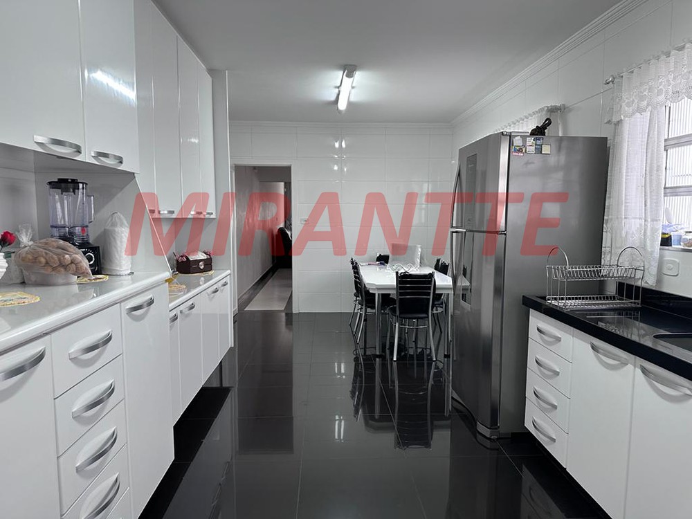 Sobrado de 222m² com 4 quartos em Vila Mazzei