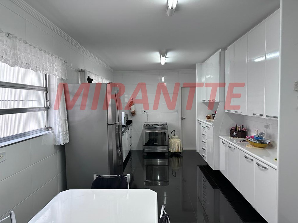 Sobrado de 222m² com 4 quartos em Vila Mazzei