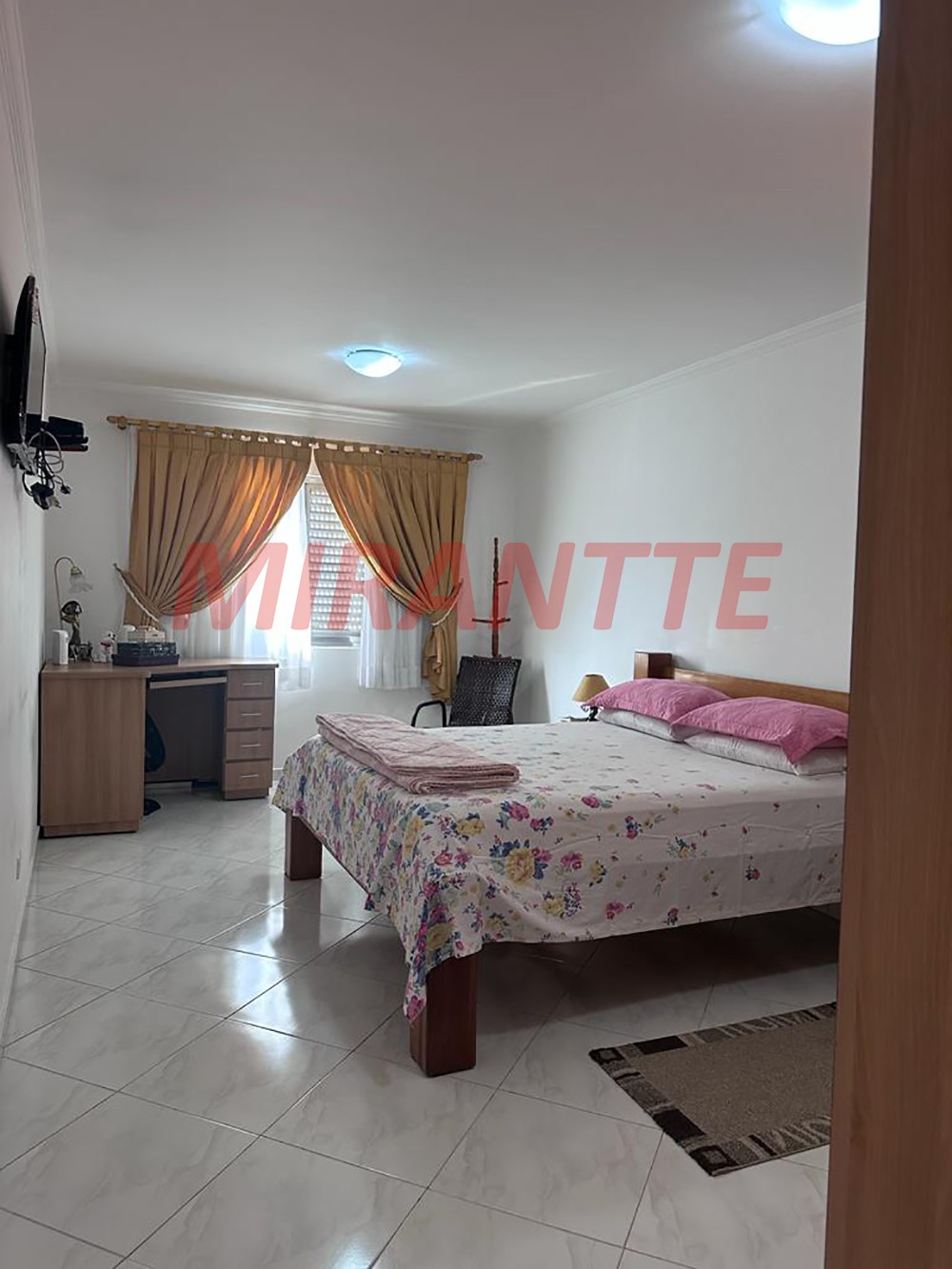 Sobrado de 222m² com 4 quartos em Vila Mazzei