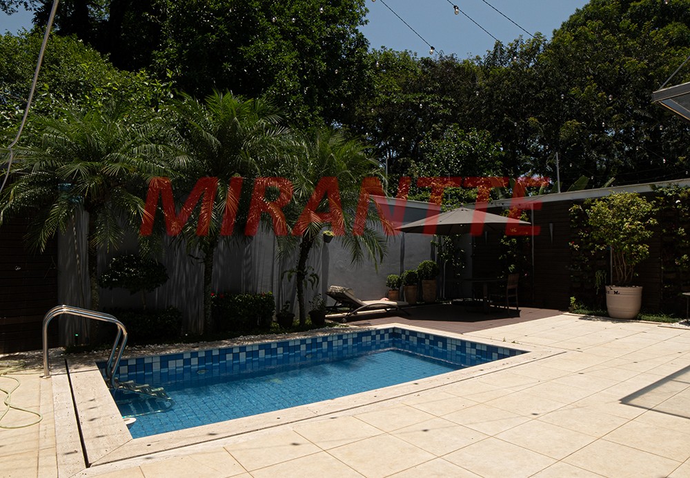 Sobrado de 400m² com 3 quartos em Jardim Floresta