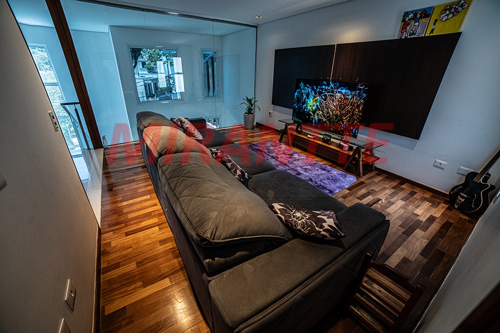 Sobrado de 400m² com 3 quartos em Jardim Floresta