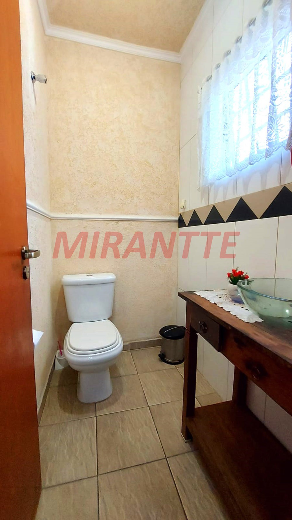 Sobrado de 369m² com 4 quartos em Vila Mazzei