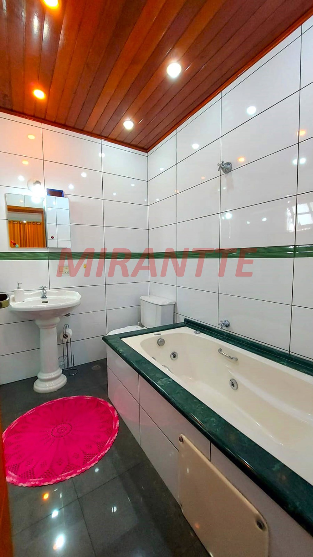 Sobrado de 369m² com 4 quartos em Vila Mazzei