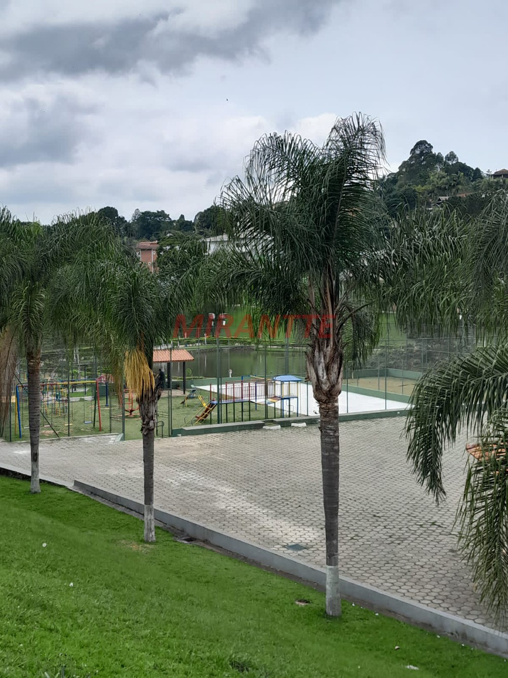 Terreno de 1754m² em Caieras
